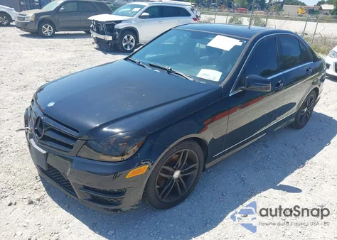 2012 Mercedes-Benz C 300 Sport 4Matic z USA, uszkodzony, nr VIN WDDGF8BB1CR204256